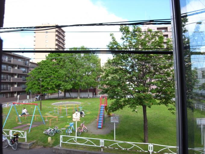 リビングの全面は公園です