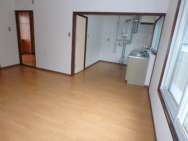 キッチン側、キッチン向いには脱衣場です