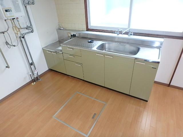 キッチンは綺麗で窓があり明るい