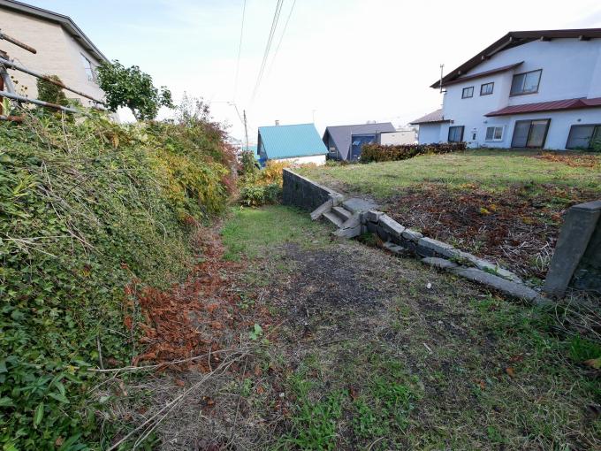 私道利用者がほぼ居ない為、草が生い茂る程の隠れ家感です。 私道利用者がほぼ居ない為、草が生い茂る程の隠れ家感です。