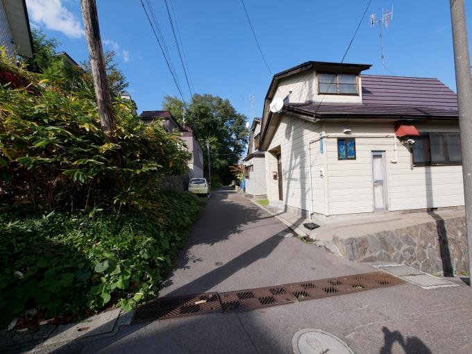 公道から、こちらの私道へ入り、更に右折します。 公道から、こちらの私道へ入り、更に右折します。