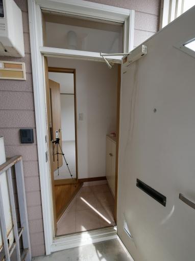 玄関ドアは、鍵2箇所タイプです。左側は灯油タンク。