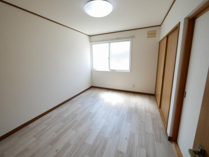 洋室②には、押入&times;2箇所ございます。収納力有ります。