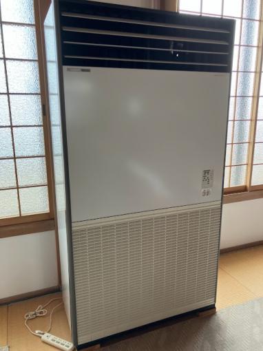 大広間を暖める大型の暖房機