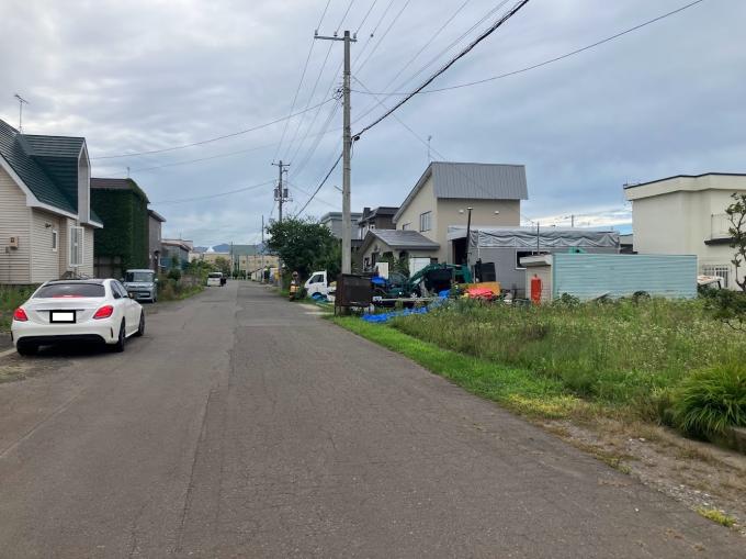 前面道路はゆったりとした9.0mの町道です! 前面道路はゆったりとした9.0mの町道です!