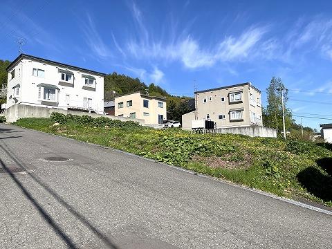 間口約27.6m(西側道路より) 間口約27.6m(西側道路より)