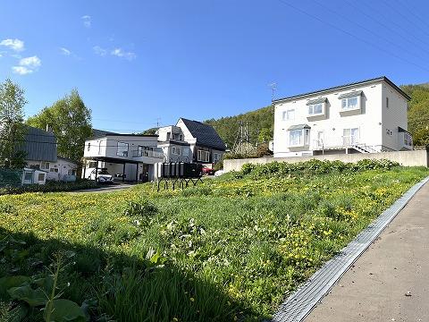 間口約27.2m(東側道路より) 間口約27.2m(東側道路より)