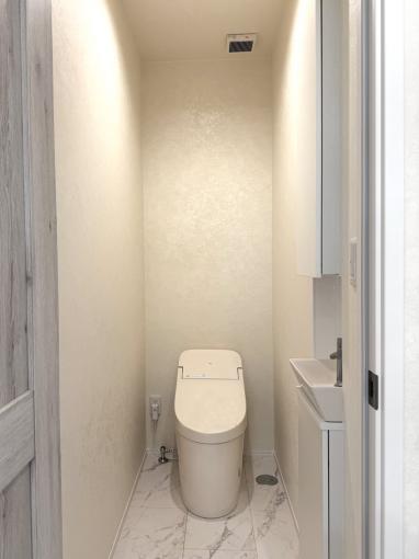トイレはTOTO製。超節水型のタンクレストイレです。 トイレはTOTO製。超節水型のタンクレストイレです。