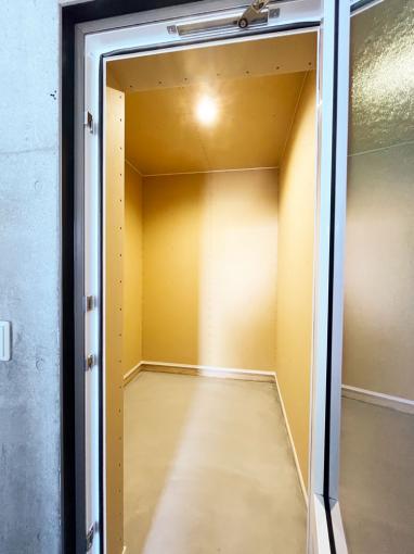 ガレージ奥には約2帖の土間物置をご用意。 ガレージ奥には約2帖の土間物置をご用意。