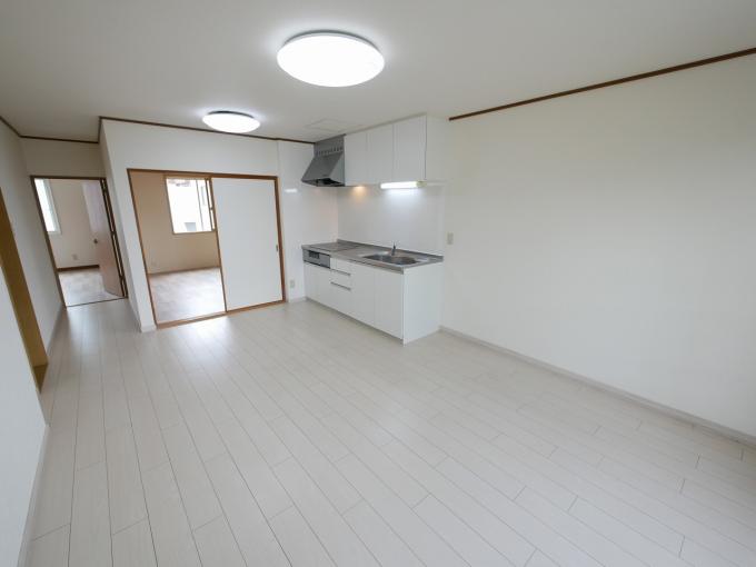 白を基調した、お洒落な配色の室内です。