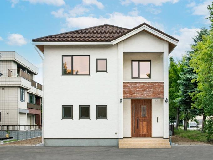 【外観】三角屋根が特徴の落ち着いた印象の外観。 【外観】三角屋根が特徴の落ち着いた印象の外観。