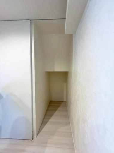 階段下を利用した、奥行きのある玄関ホール収納もご用意。 階段下を利用した、奥行きのある玄関ホール収納もご用意。