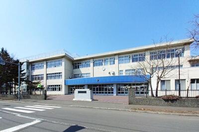 【篠路西中学校】 徒歩約13分 【篠路西中学校】 徒歩約13分