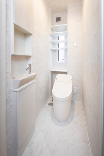 1階トイレ。トイレはTOTO製です。 1階トイレ。トイレはTOTO製です。