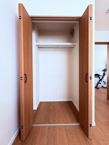 折れ戸タイプで間口が広く荷物の出し入れがスムーズな収納。 折れ戸タイプで間口が広く荷物の出し入れがスムーズな収納。