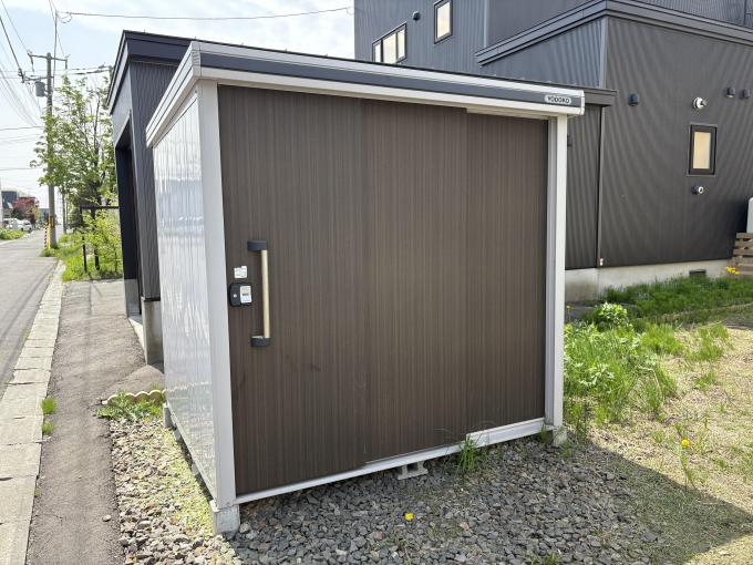 敷地内に設置された頼もしい大型物置。 敷地内に設置された頼もしい大型物置。