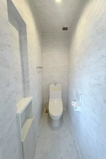 2階トイレ。朝のトイレ渋滞の緩和や夜中のトイレも階段を降りなくて済むので安心です♪ 2階トイレ。朝のトイレ渋滞の緩和や夜中のトイレも階段を降りなくて済むので安心です♪