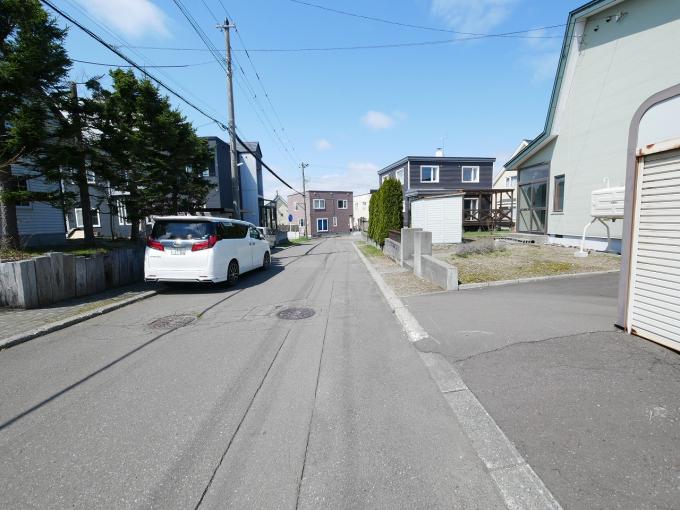 敷地と道路はほぼ等高ですね。 敷地と道路はほぼ等高ですね。