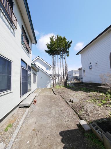 奥の樹木は、枝張り一部が裏の敷地へ突出しています。 奥の樹木は、枝張り一部が裏の敷地へ突出しています。