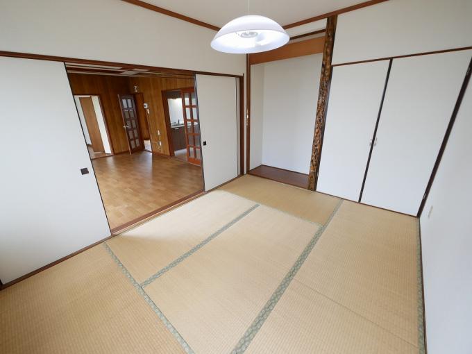 1階和室になります。過去に畳み表替え・クロス交換してます。 1階和室になります。過去に畳み表替え・クロス交換してます。