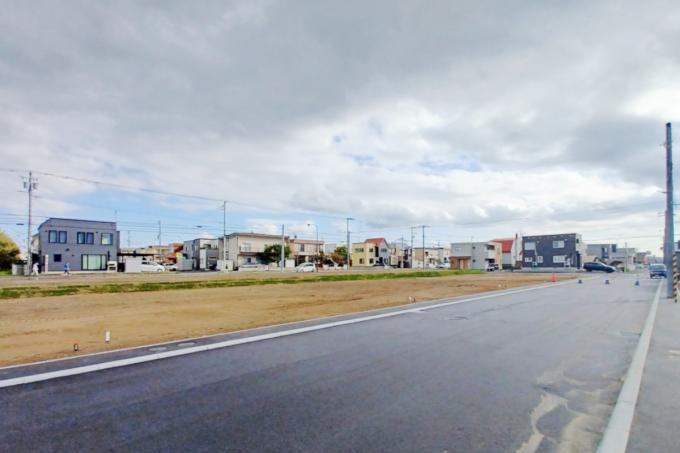 前面道路 8.0m アスファルト舗装(2023.11撮影) 前面道路 8.0m アスファルト舗装(2023.11撮影)