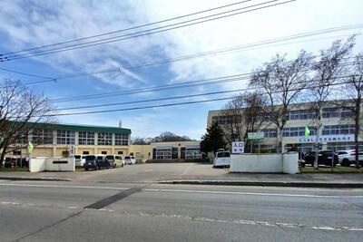 【花川南小学校】 徒歩17分 【花川南小学校】 徒歩17分