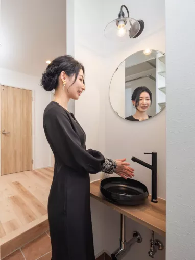 玄関の一角に、造作手洗いをレイアウト