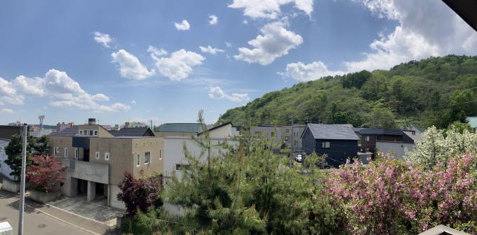 藻岩山の麓なので自然もいっぱい！（2階からの景観）