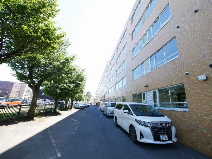 建物裏側です。壁側に来客用駐車場3台分御座います。 建物裏側です。壁側に来客用駐車場3台分御座います。