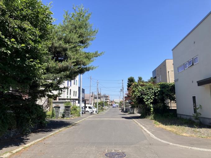 南側道路は幅員８．０ｍで余裕があります♪