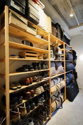 玄関を開けた左手には大容量の造作の収納棚があります