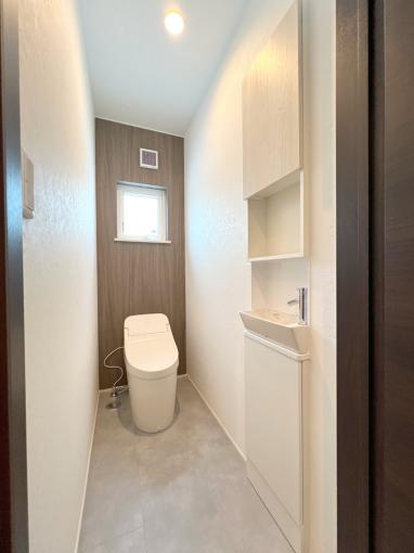 トイレはTOTO製。手洗い器は独立しています。