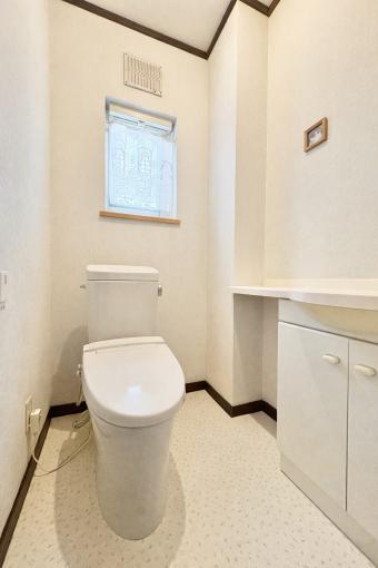 温水洗浄便座付きのトイレです。 温水洗浄便座付きのトイレです。