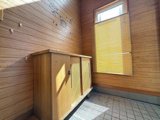 【玄関】大きな窓があるため日当たり良好☆ 【玄関】大きな窓があるため日当たり良好☆
