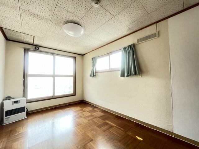 【2階洋室】2面採光で7畳のお部屋で広々空間演出♪ 【2階洋室】2面採光で7畳のお部屋で広々空間演出♪