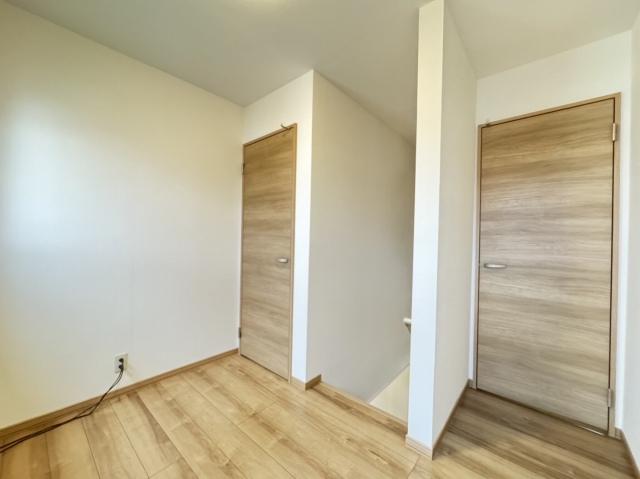 【2F 廊下】お部屋のドアの前に窓があり明るい廊下♪ 【2F 廊下】お部屋のドアの前に窓があり明るい廊下♪
