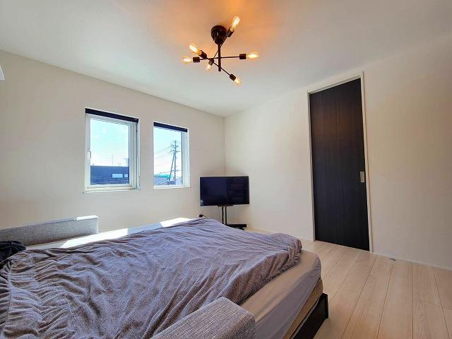 2階 隣の部屋にもいけるウォークインクローゼットあり☆ 2階 隣の部屋にもいけるウォークインクローゼットあり☆