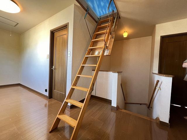 階段を上がると納戸へ上がる階段が天井に収納されております☆ 階段を上がると納戸へ上がる階段が天井に収納されております☆