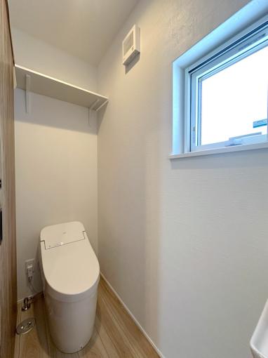 トイレはTOTO製。 トイレはTOTO製。