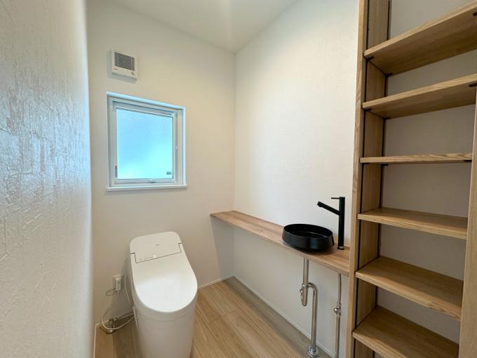 2階のトイレは、通常の1.5倍の幅がございます。 2階のトイレは、通常の1.5倍の幅がございます。