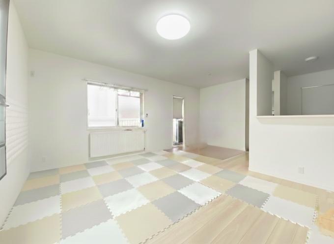 リビング（居住中のため家具削除しCG加工）