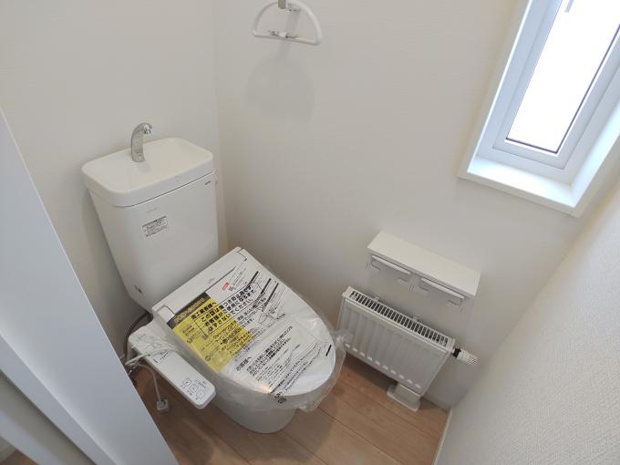 トイレにも採光窓有り(完成物件写真)
