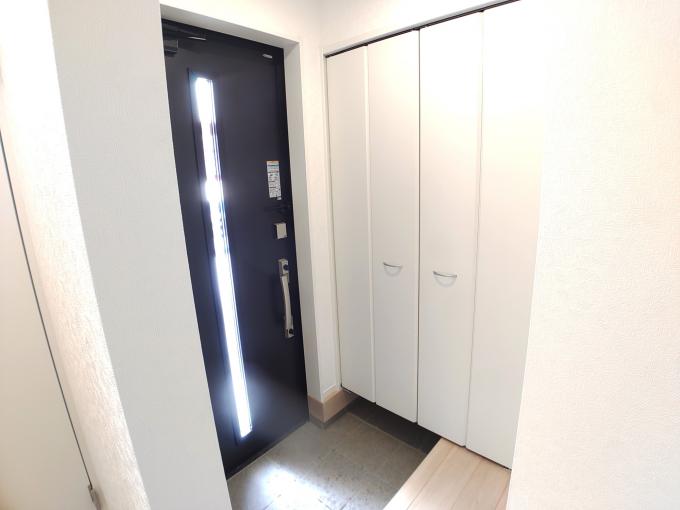 靴が沢山収納出来る明るい玄関(完成済み参考物件)