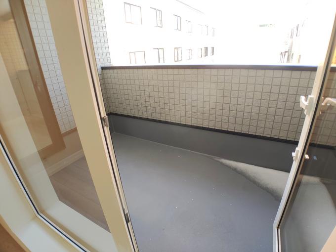 奥行きの有る広いバルコニー(完成済み参考物件)