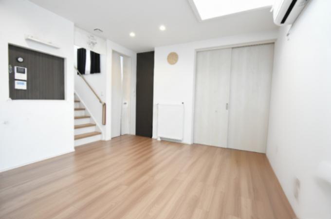 リビング（居住中のため家具削除し、CG加工）