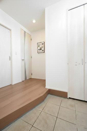 玄関（居住中のため家具削除し、CG加工）