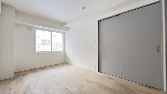 【洋室6.9畳】リビング横！明るいお部屋となっております！