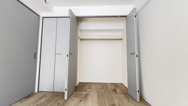 【洋室6.9畳】大型収納でお部屋もすっきり♪