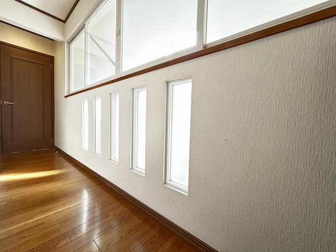 【2階廊下】足元まで明るく照らす窓付き♪ 【2階廊下】足元まで明るく照らす窓付き♪