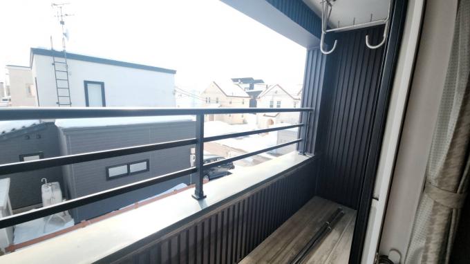 【バルコニー】急な雨でも安心な屋根付き物干しスペース! 【バルコニー】急な雨でも安心な屋根付き物干しスペース!